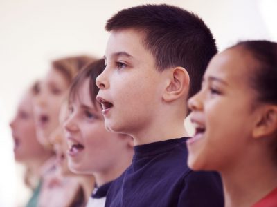 grupo de niños cantando en el coro