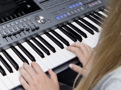 mujer aprendiendo a tocar en una clase de piano